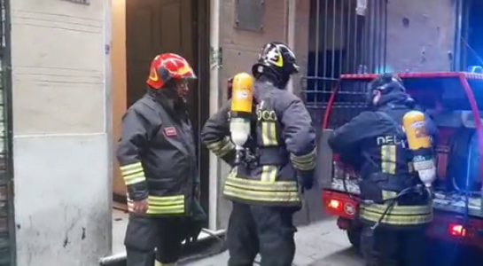 Genova, incendio in un appartamento in via delle Grazie: anziano ustionato