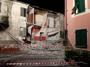 Vezzano Ligure, crolla la facciata di un edificio: chiusa la Provinciale 16