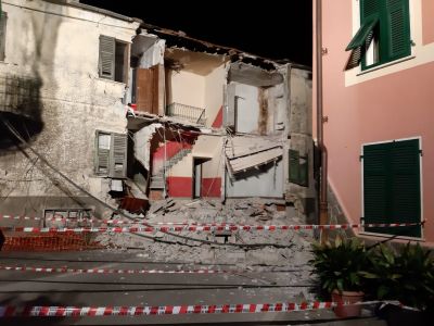 Vezzano Ligure, crolla la facciata di un edificio: chiusa la Provinciale 16