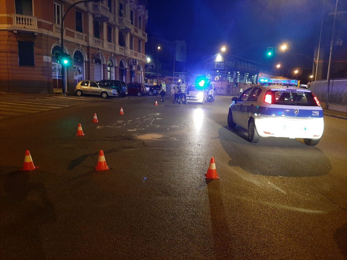 Genova, incidente mortale a Sestri Ponente: 70enne cade dallo scooter e muore