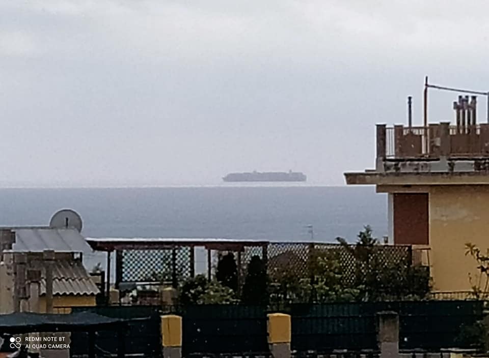 A Pegli una "nave che fluttua" sul mare: il raro effetto ottico a Genova