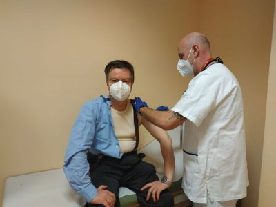 Vaccini Liguria, le persone tra i 60 e i 79 anni riceveranno AstraZeneca