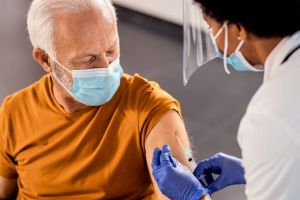 Vaccini, il rapporto Aifa: "36 eventi avversi gravi ogni 100mila dosi"