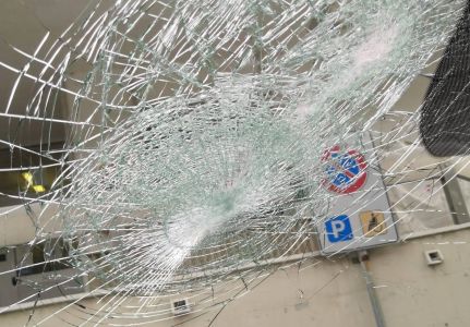 Autostrade Genova, tir danneggia pannello: un bullone sfonda il parabrezza di un'auto in A10