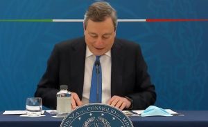 Draghi: "Dal 26 aprile prime riaperture: ristorazione all'aperto a pranzo e a cena"