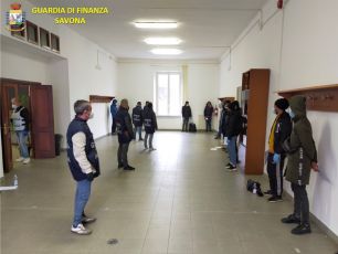 Savona, 15 profughi nascosti dentro un camion in A10: avevano pagato 150 euro a testa