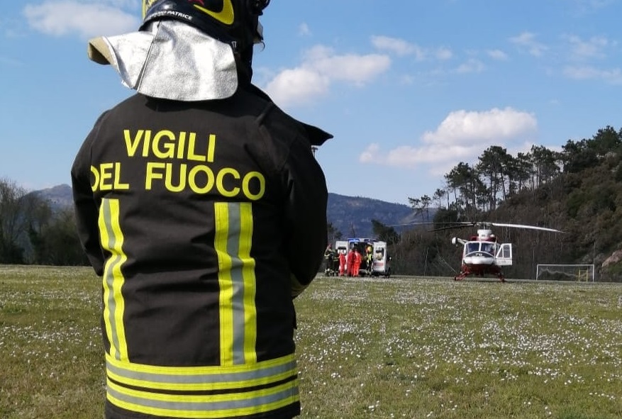 La Spezia, uomo ferito gravemente da un motocoltivatore: 15 unità dei vigili del fuoco per liberarlo