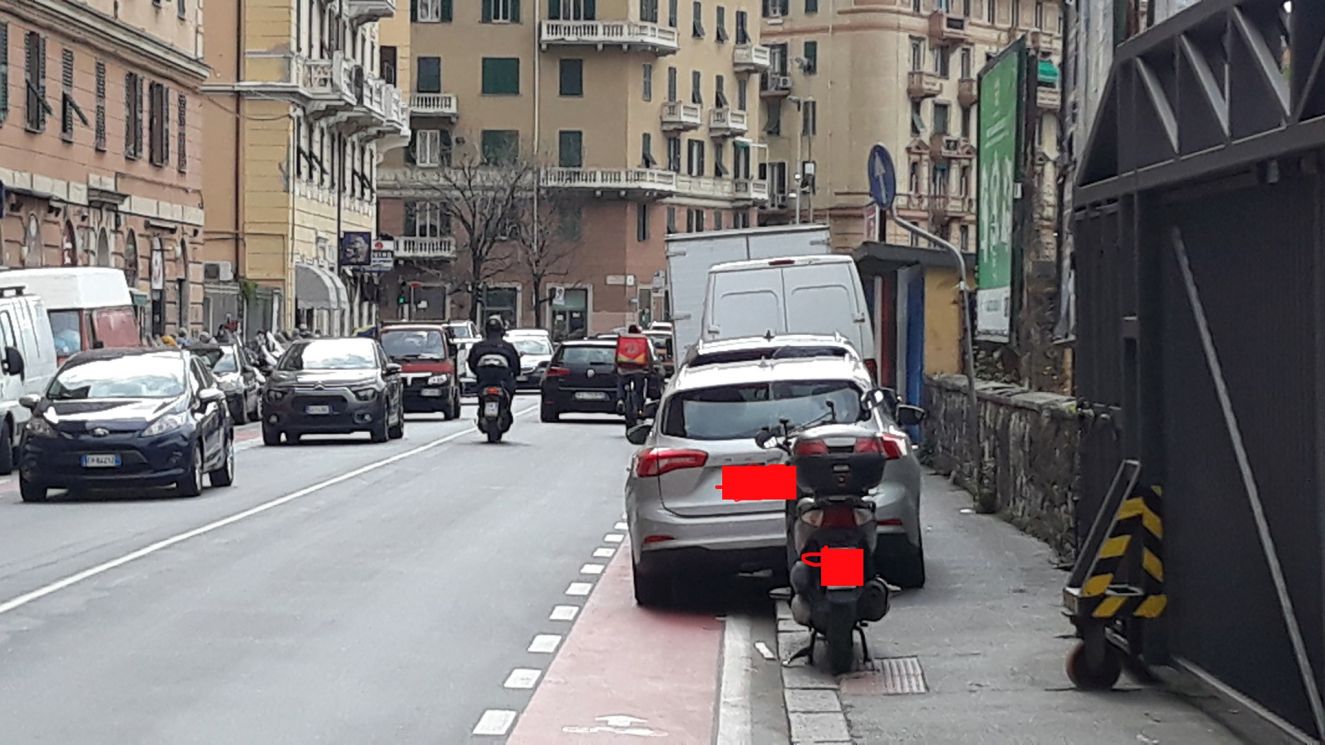 "Troppe auto in sosta sulle piste ciclabili": la Fiaib chiede più multe al Comune di Genova