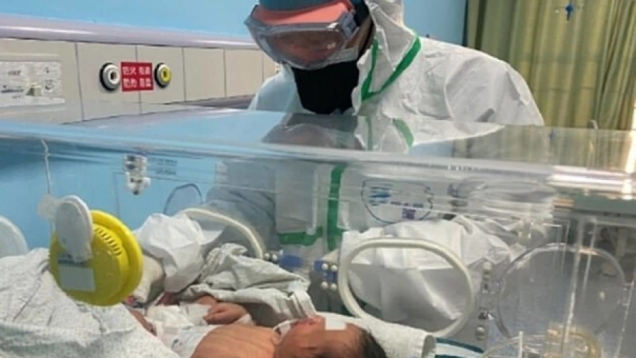 Ferrara: intubata da un mese, partorisce dal suo letto di terapia intensiva