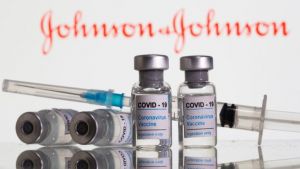 Covid, la circolare del ministero: "Vaccino Johnson & Johnson preferibilmente a over 60"