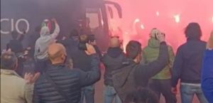 Spezia, la festa dei tifosi al passaggio della squadra prima della gara contro l'Inter 