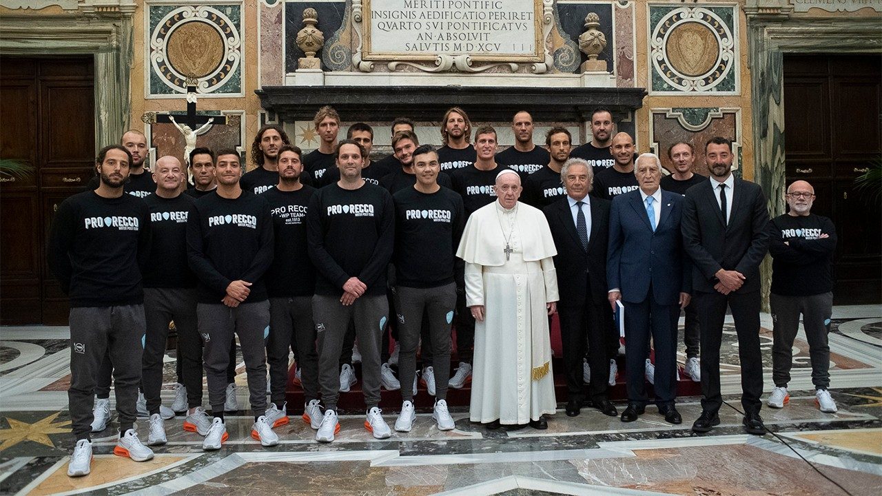 La Pro Recco incontra il Papa: "Mai perdere la dimensione amatoriale dello sport"