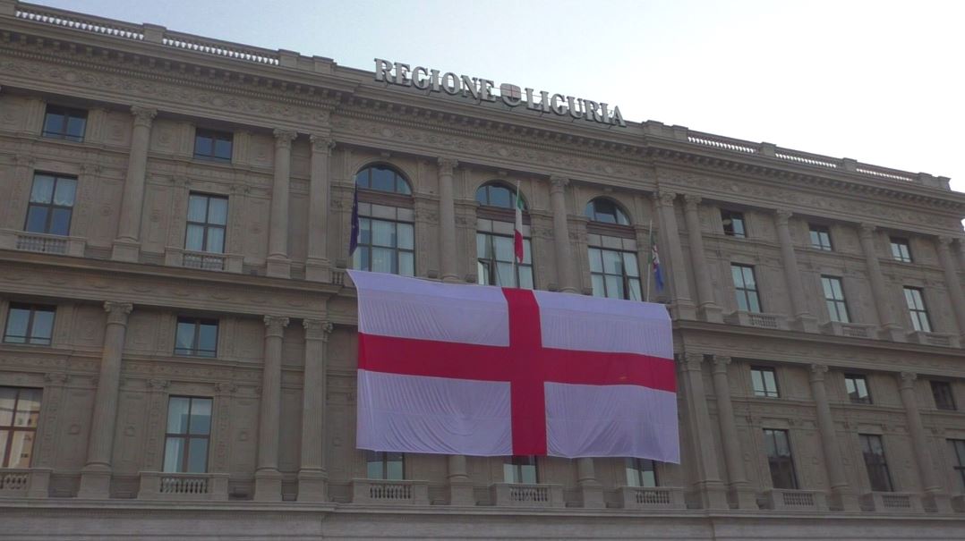 La bandiera di Genova abbraccia il palazzo della Regione