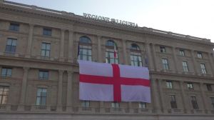 La bandiera di Genova abbraccia il palazzo della Regione
