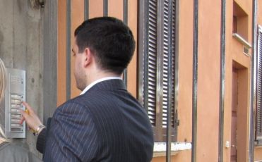 Genova, anziano raggirato da due venditori porta a porta: denunciati