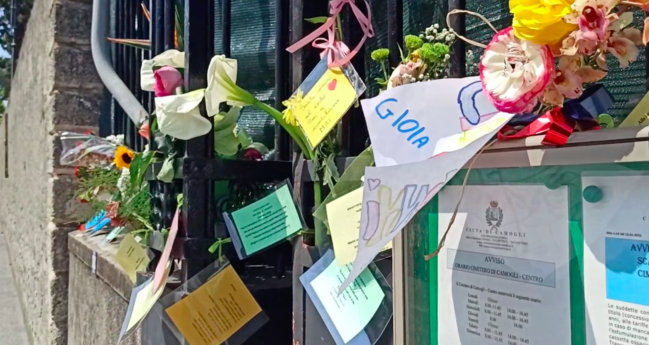 Camogli, fiori e poesie per i defunti precipitati in mare