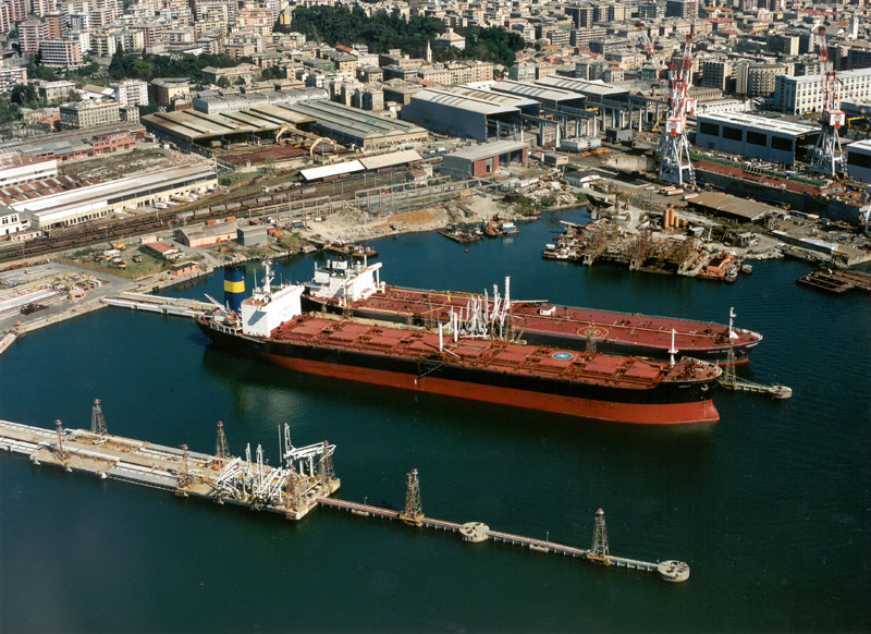 Genova, paura nel porto petroli: una petroliera urta una banchina durante l'attracco