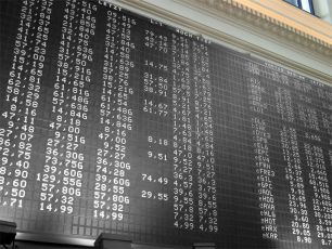 Borsa, Milano chiude poco mossa: -0,05%