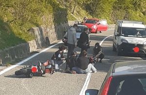 Genova, si schianta in moto sul monte Fasce: giovane in gravi condizioni