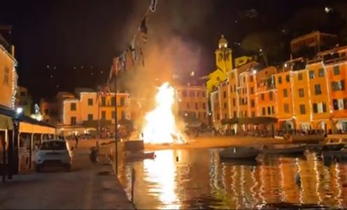 Portofino apre la stagione della ripartenza: la cerimonia del falò in Piazzetta