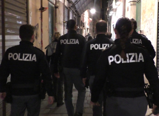 Genova, trova un intruso nell'androne del palazzo e viene aggredito a bottigliate