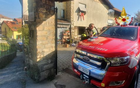 Casella, casa in fiamme: i vigili del fuoco salvano e rianimano un gatto intrappolato