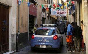Genova, 54enne pregiudicato ferisce con cacciavite un uomo che tornava da lavoro