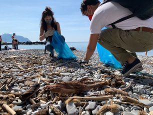 Bogliasco, il bel tempo favorisce i bei gesti: in spiaggia per pulirla