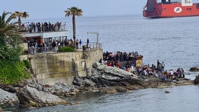 Genova, super assembramento al Monumento di Quarto: che folla!