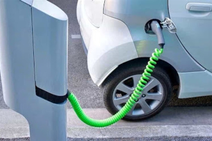 "Dal 2035 solo veicoli elettrici": appello per stop a mezzi diesel, ibridi e benzina