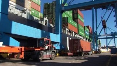 Genova, finisce in mare con una ralla in porto: operaio in codice rosso