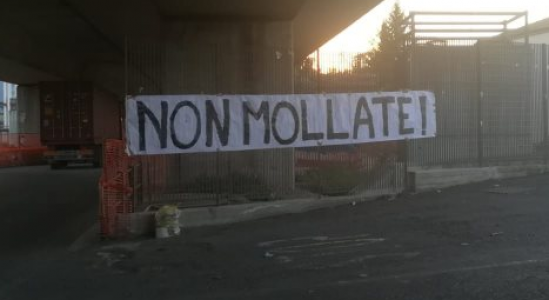 Spezia, tifosi vicini alla squadra con un messaggio di sostegno: "Non mollate"