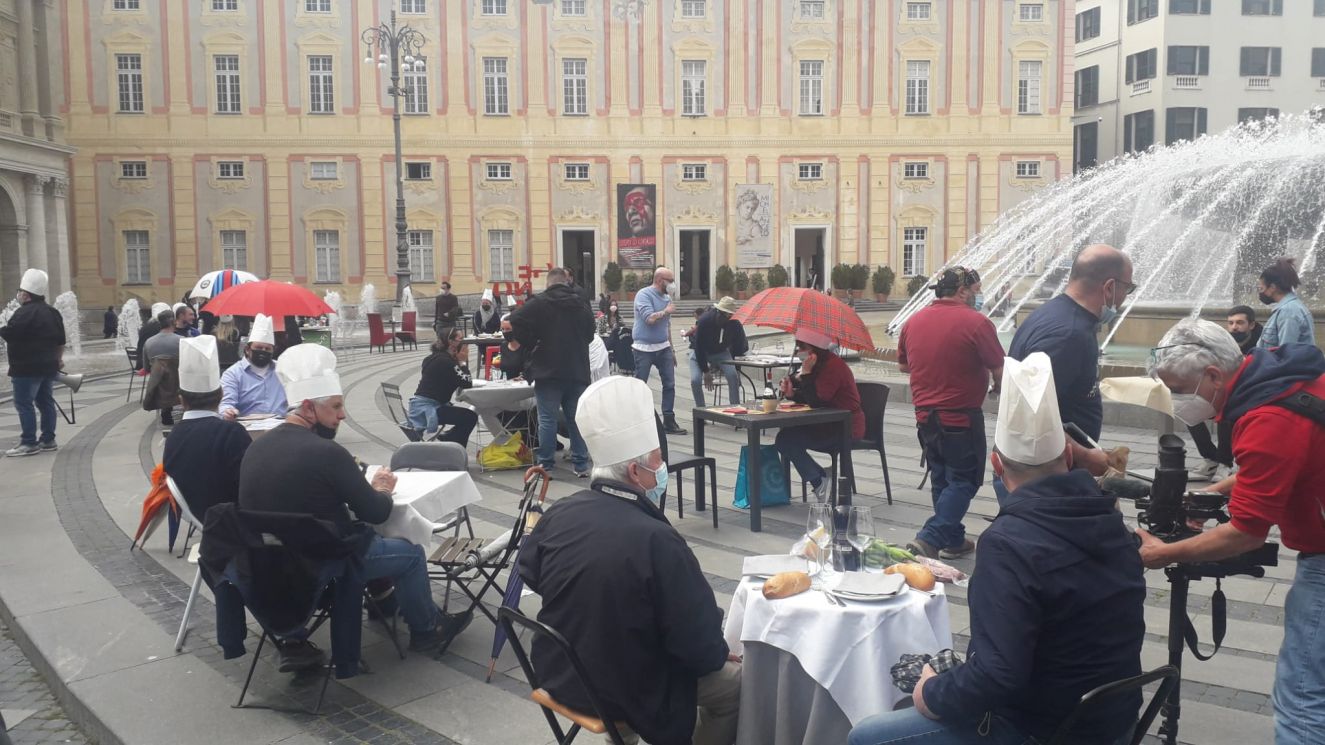 TELENORD - #ProtestaLigure 'apparecchia' in De Ferrari: tavoli e sedie  "contro le false riaperture"