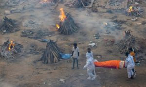 Cremazioni e sepolture di massa a Nuova Delhi: il dramma dell'India