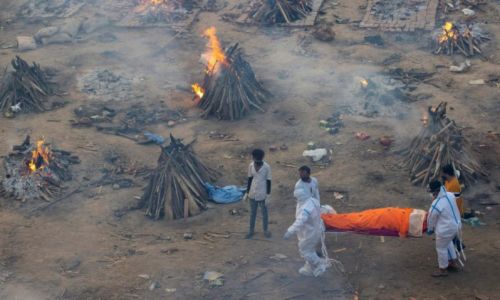 Cremazioni e sepolture di massa a Nuova Delhi: il dramma dell'India