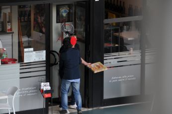 Nascondevano cocaina e hashish nei cartoni della pizza, tre arresti a Genova
