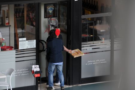 Nascondevano cocaina e hashish nei cartoni della pizza, tre arresti a Genova