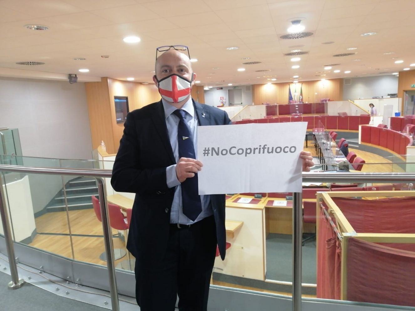 Liguria, #NoCoprifuoco: i cartelli della Lega in Consiglio regionale