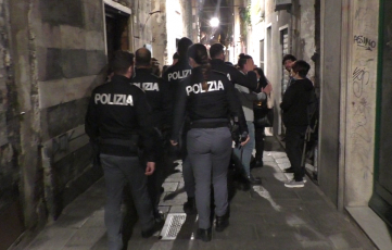 Genova, agivano in branco nel centro storico per rubare collanine: 4 arresti