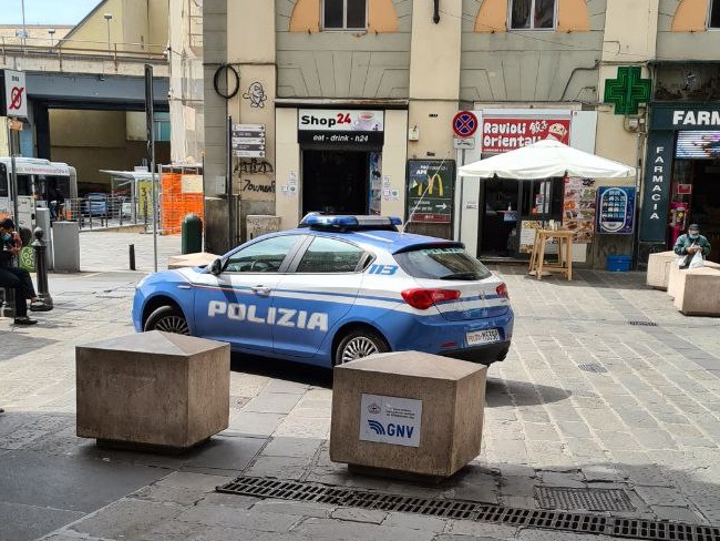 Genova, tenta di rapinare una donna in uno "shop h24": 45enne irregolare arrestato