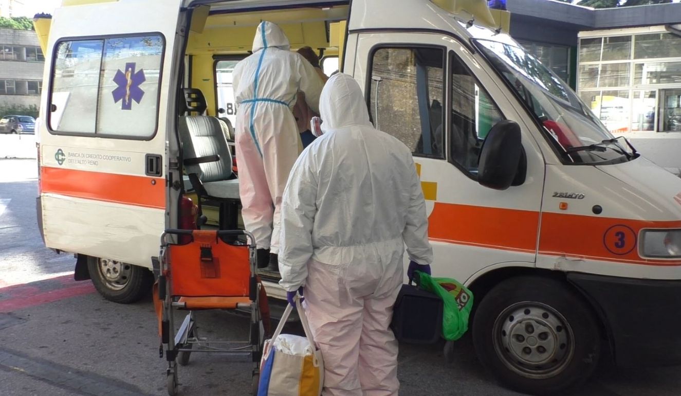 Caso vaccini a Genova, 70enne trovato morto in casa: aveva ricevuto la prima dose di AstraZeneca