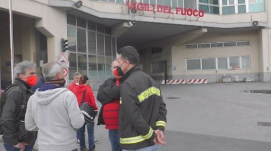 Genova, la proteste di lavoratori delle mense e vigili del fuoco per il cambio d'appalto