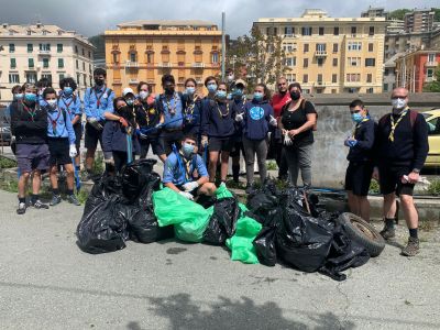 I ragazzi di Genova Cleaner puliscono la spiaggia di Voltri invasa dalle mascherine