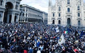 Bassetti sull'assembramento di piazza Duomo: "Non era meglio avere i tifosi dentro lo stadio?"