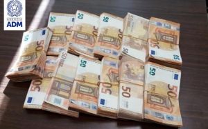 Trasportava 100mila euro nascosti nel bagaglio a mano sul traghetto Genova-Tunisi 