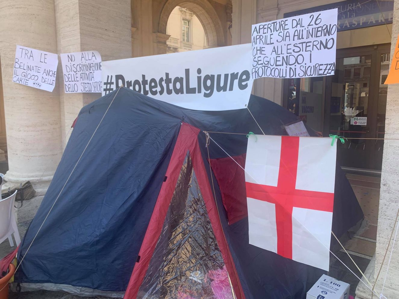 Genova, dopo 18 giorni #Protestaligure smonta la tenda in piazza De Ferrari