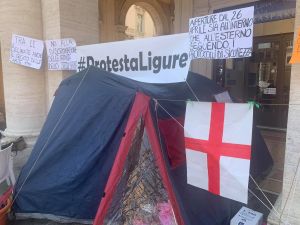 Genova, dopo 18 giorni #Protestaligure smonta la tenda in piazza De Ferrari