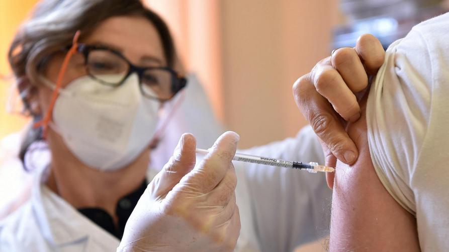 Rifiutano il vaccino AstraZeneca: volano insulti e minacce, deve intervenire la Polizia