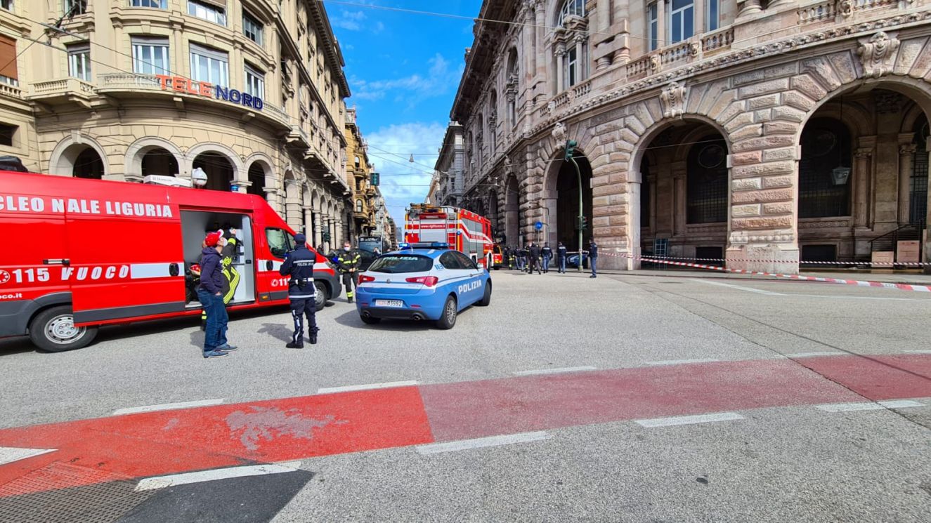 Genova, allarme bomba in piazza De Ferrari per uno zaino sospetto