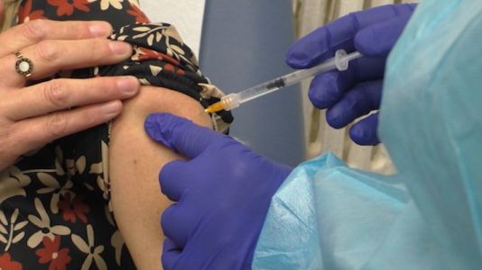 Vaccinazione in azienda: firmato l'accordo fra Regione, Confindustria e sindacati